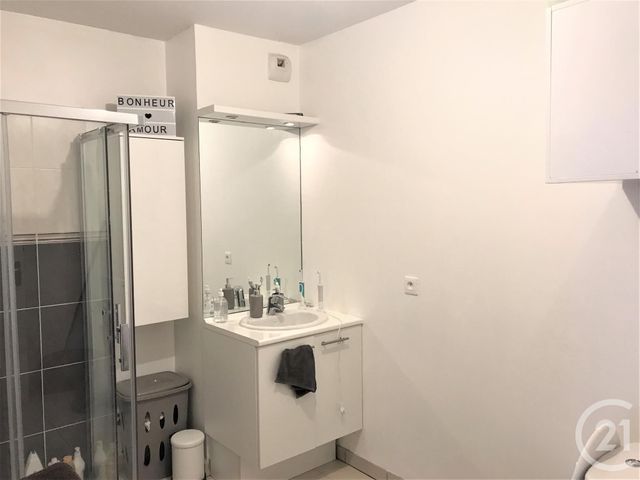 Afficher la photo en grand Appartement T2 à vendre - 2 pièces - 43.85 m2 - CUERS - 83 - PROVENCE-ALPES-COTE-D-AZUR - Century 21 Le Rocher