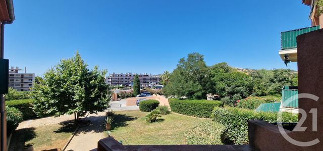 Afficher la photo en grand Appartement T2 à vendre - 2 pièces - 47.27 m2 - CARQUEIRANNE - 83 - PROVENCE-ALPES-COTE-D-AZUR - Century 21 Le Rocher