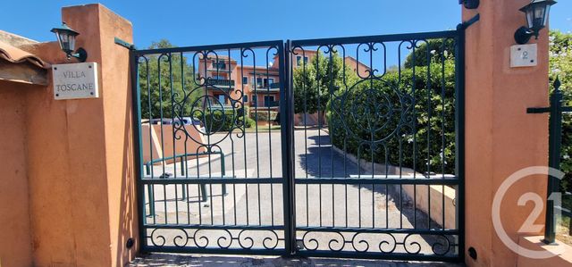 Afficher la photo en grand Appartement T2 à vendre - 2 pièces - 47.27 m2 - CARQUEIRANNE - 83 - PROVENCE-ALPES-COTE-D-AZUR - Century 21 Le Rocher