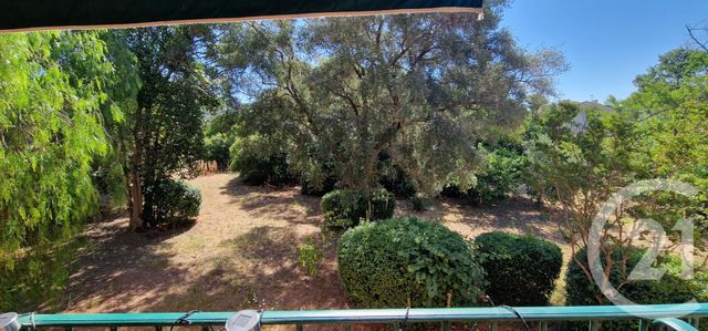 Afficher la photo en grand Appartement T2 à vendre - 2 pièces - 47.27 m2 - CARQUEIRANNE - 83 - PROVENCE-ALPES-COTE-D-AZUR - Century 21 Le Rocher